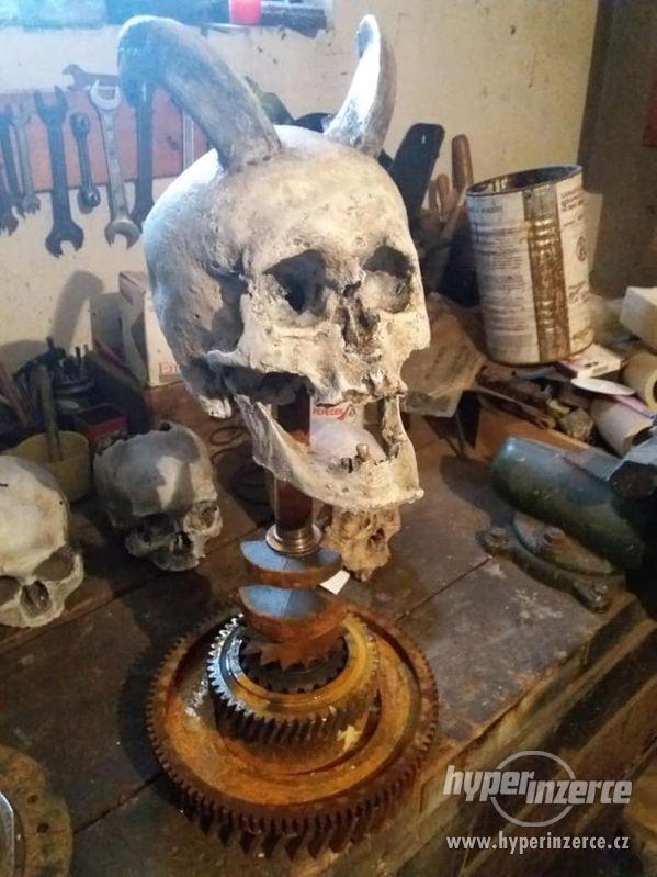 Dekorace z kovu a lidských lebek (human skull replica) - foto 5