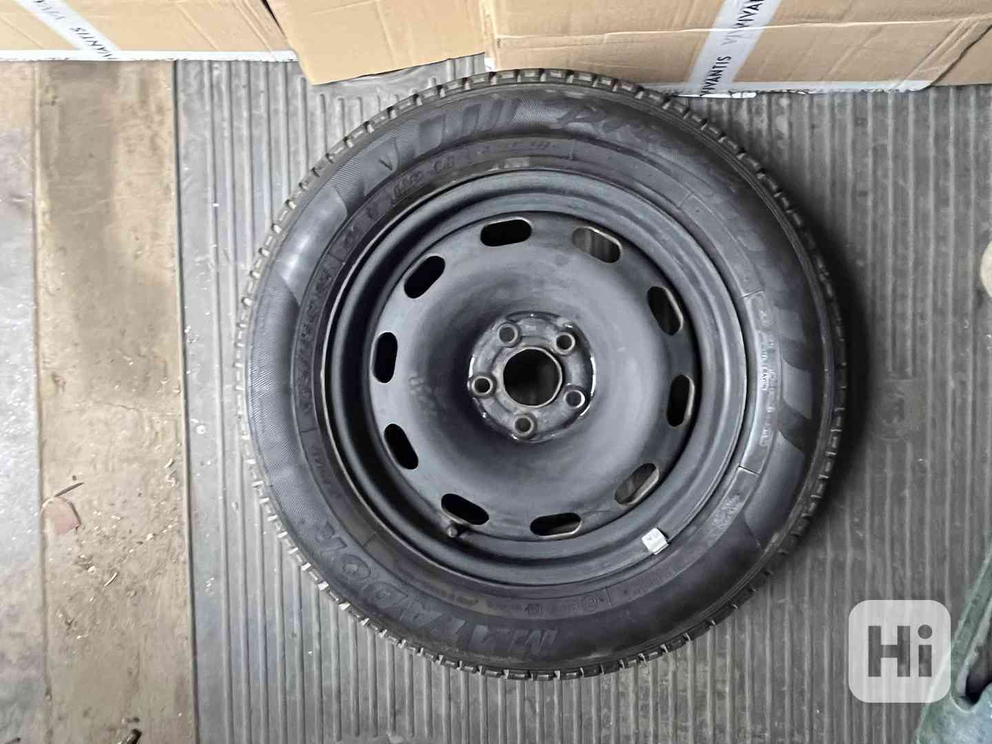 OCTAVIA I. rezerva 1x celé kolo 400Kč a 1x pneu 200Kč - foto 1