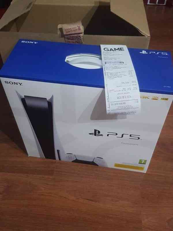 PlayStation 5 se 2 ovladači a několika hrami – výborný stav. - foto 2