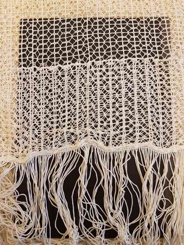 Starožitná ručně háčkovaná záclona 20