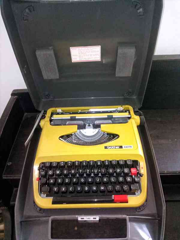 Kufříkový psací stroj Brother 