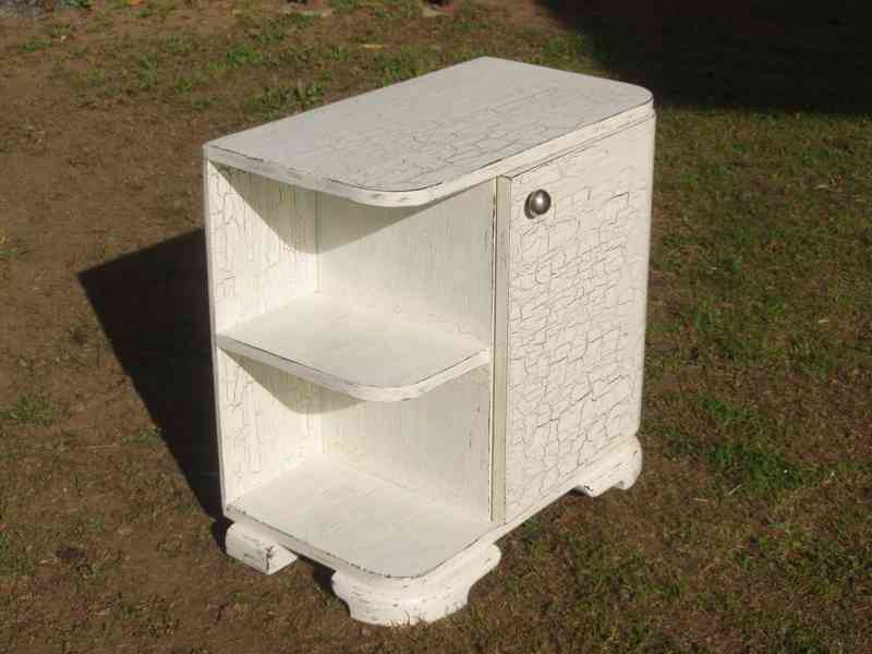 Starý retro nábytek, vintage styl, noční stolek. - foto 2