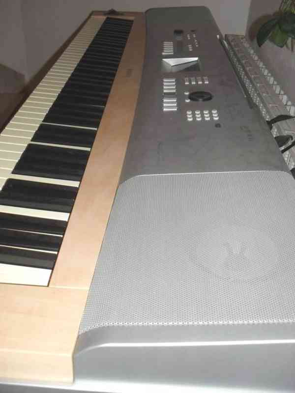 Digitální piano Yamaha Portable Grand DGX 620 - foto 4
