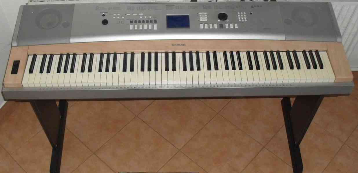 Digitální piano Yamaha Portable Grand DGX 620 - foto 2