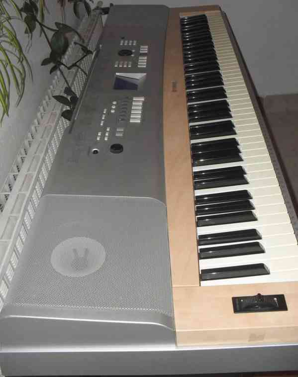 Digitální piano Yamaha Portable Grand DGX 620 - foto 5