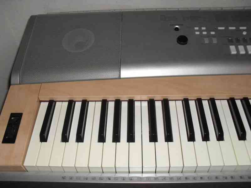 Digitální piano Yamaha Portable Grand DGX 620 - foto 6