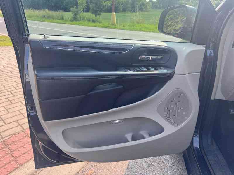 Chrysler Town Country 3,6 RT DVD Stown Kůže 2014 - foto 16