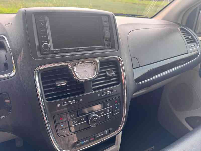 Chrysler Town Country 3,6 RT DVD Stown Kůže 2014 - foto 18