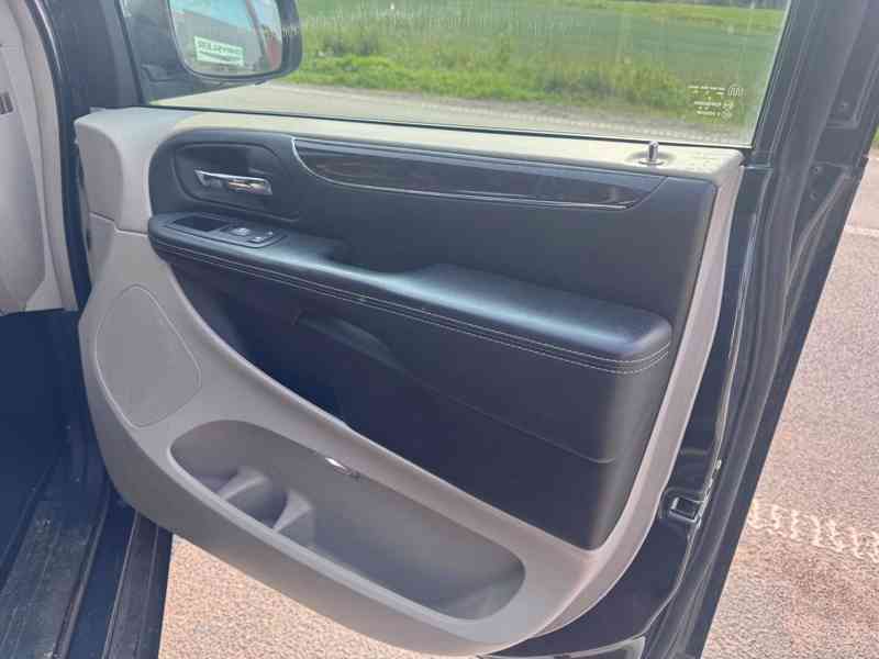 Chrysler Town Country 3,6 RT DVD Stown Kůže 2014 - foto 11