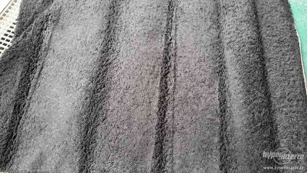 Chlupatý černý koberec - foto 1