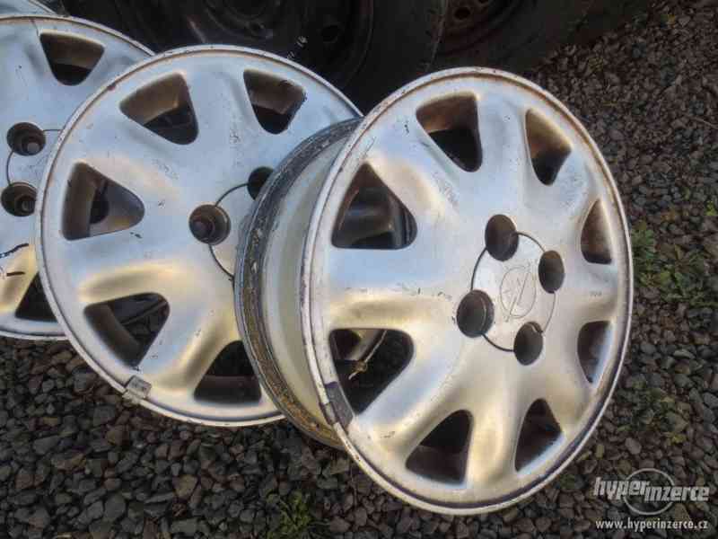 prodám zimní pneu + disky Opel Vectra - foto 6