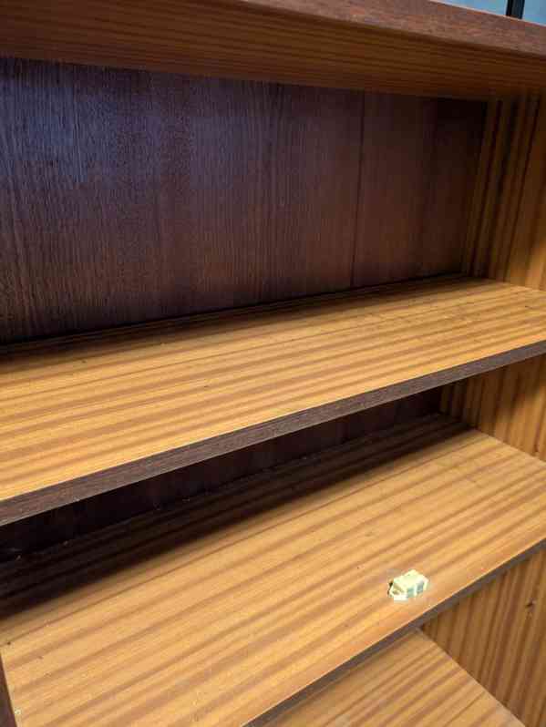 Skříňka s policemi - foto 3