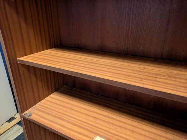 Skříňka s policemi - foto 4