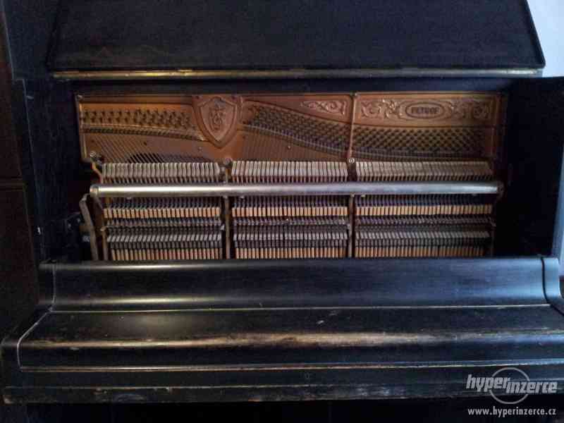 Pianola s demontovaným hracím strojem - foto 3
