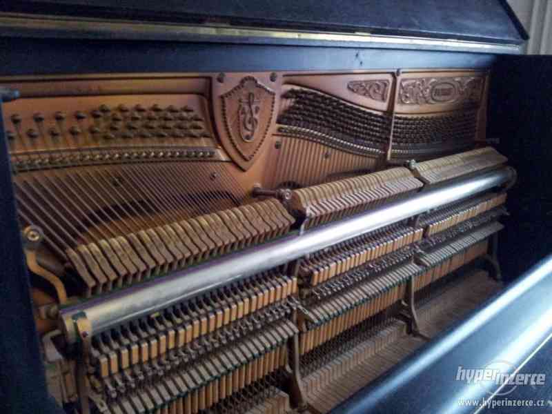 Pianola s demontovaným hracím strojem - foto 4