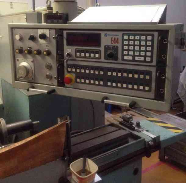 Bruska hrotová univerzální s elektronicky řízeným přísuvem   - foto 11
