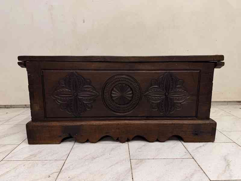 Starožitná rustikální truhla