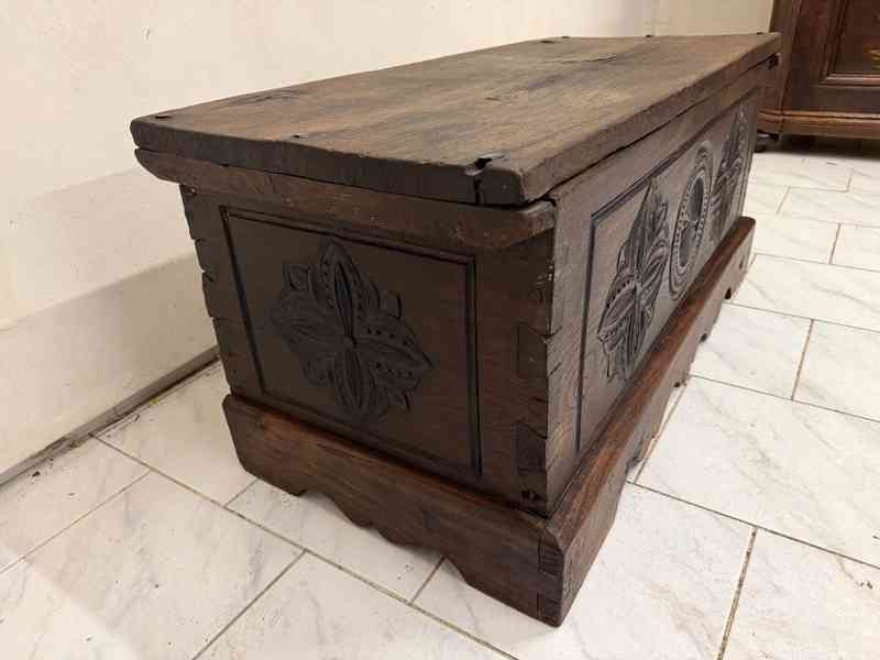 Starožitná rustikální truhla - foto 3