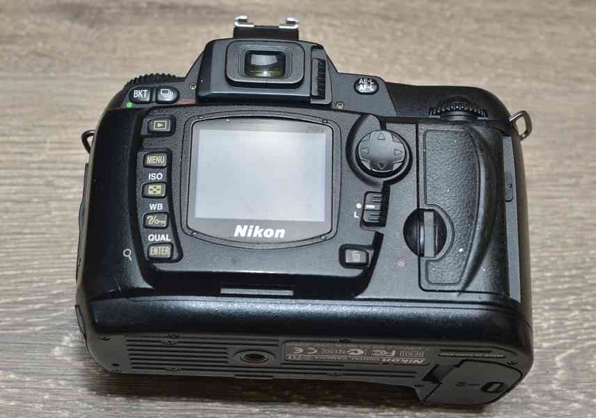 Nikon D70 *CCD 6.1 Mpix*JPEG+RAW** - foto 4