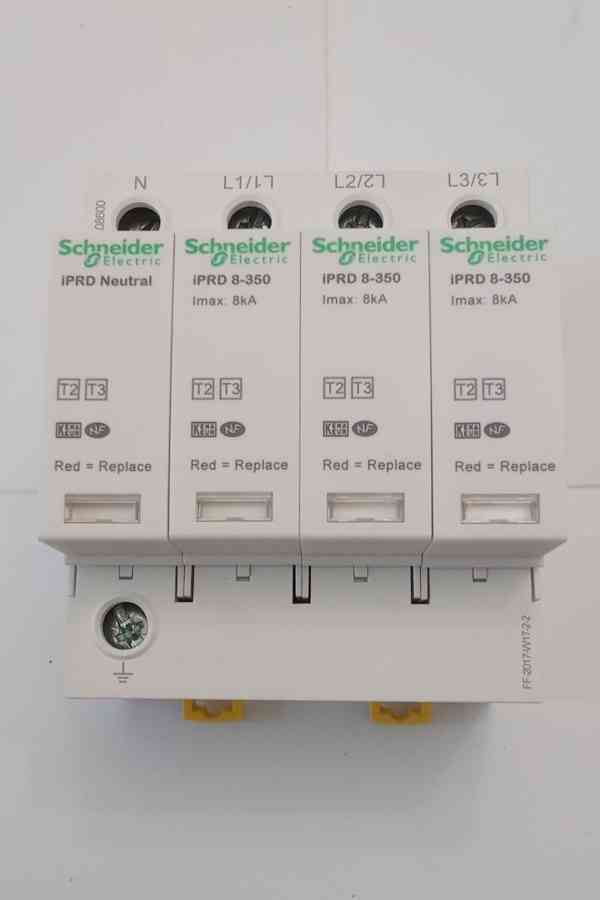 Svodič přepětí přepěťová ochrana Schneider A9L08600 4P Stav 