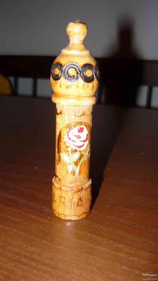 Dřevěný flakonek nebo stojánek na malou voňavku - foto 1
