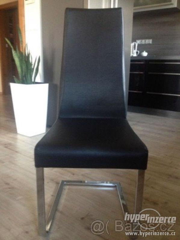 Jídelní židle v černé umělé kůži - foto 4