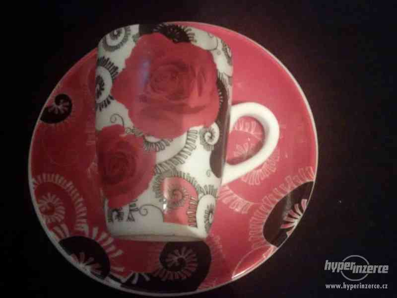 Pěkný malý hrneček s talířkem - motiv Růže - foto 2