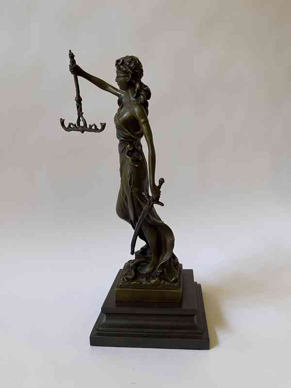 Římská bohyně spravedlnosti - bronzová socha Justice - foto 3