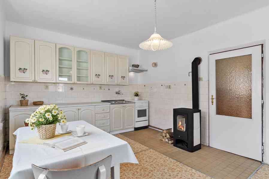 Prodej útulného domu 3+kk se zahrádkou, pergola, Libáň - foto 13