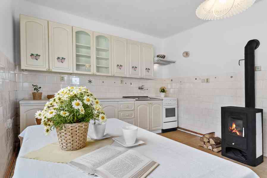 Prodej útulného domu 3+kk se zahrádkou, pergola, Libáň - foto 12