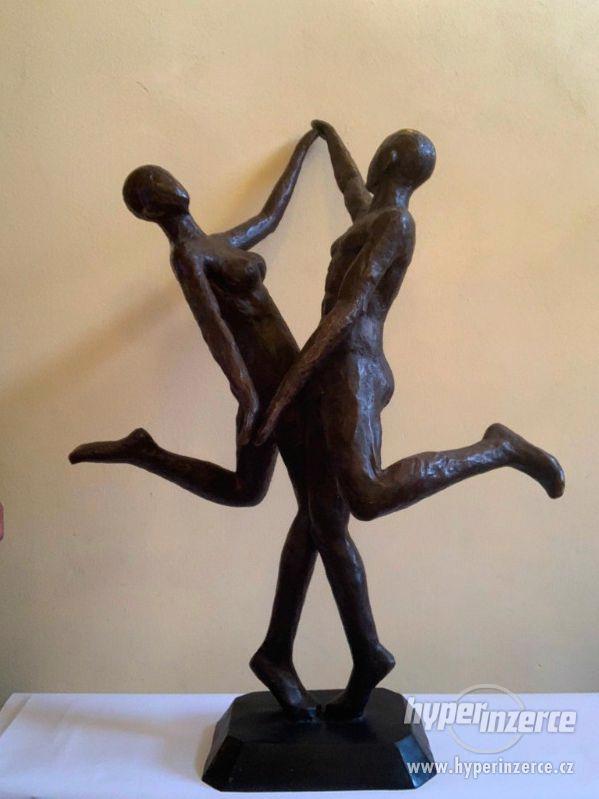Tančící pár 138 cm - bronzová socha - foto 1