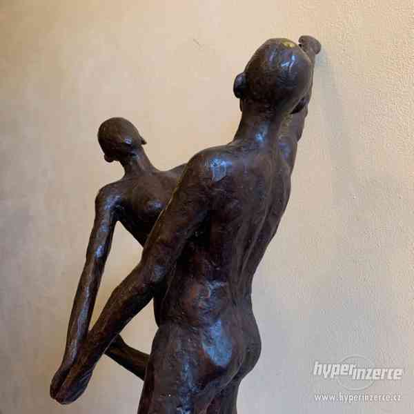 Tančící pár 138 cm - bronzová socha - foto 3