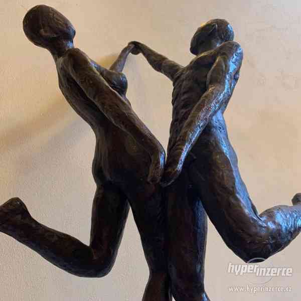 Tančící pár 138 cm - bronzová socha - foto 5