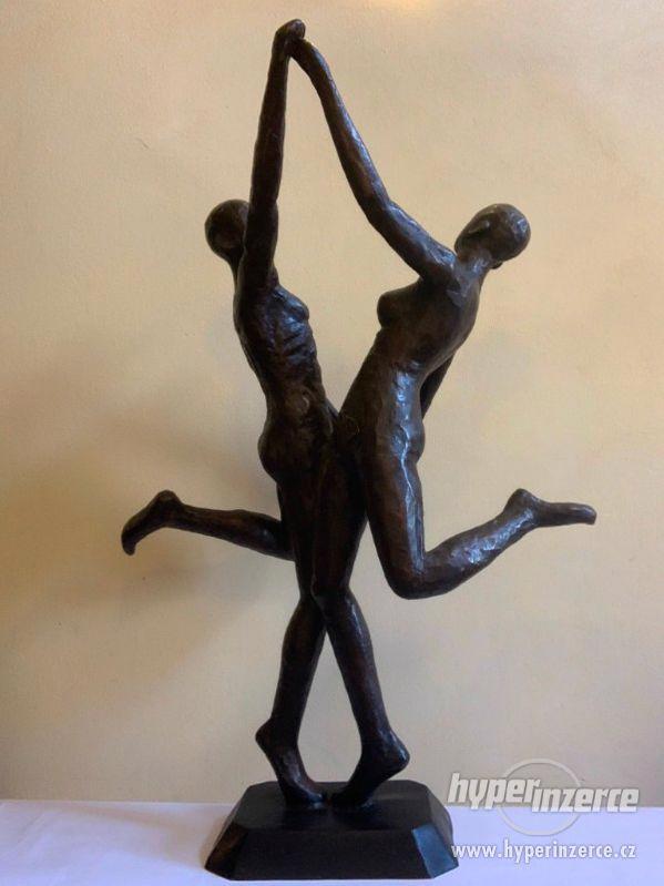 Tančící pár 138 cm - bronzová socha - foto 6