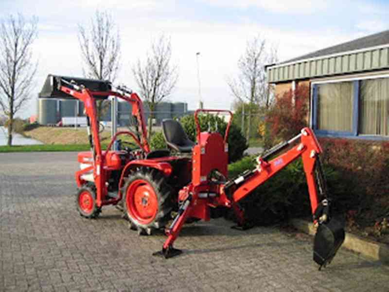 Malý mikrotraktor Kubota s nakládací lžící a kopacím ramenem - foto 3