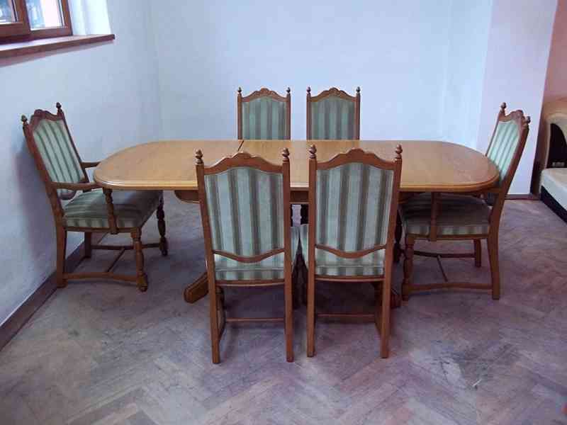  113 Rustikální rozkládací dřevěný stůl a 6 židlí - masiv