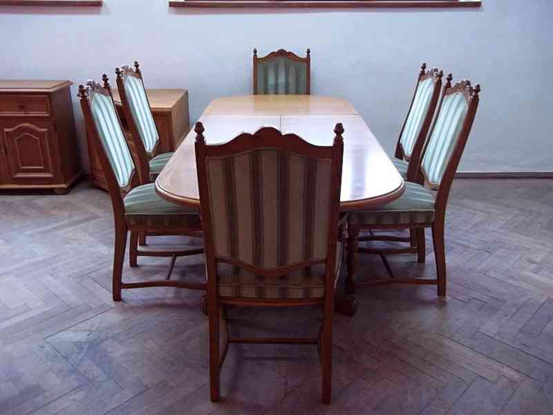  113 Rustikální rozkládací dřevěný stůl a 6 židlí - masiv - foto 3