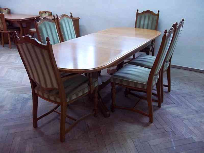  113 Rustikální rozkládací dřevěný stůl a 6 židlí - masiv - foto 4