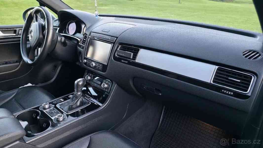 Volkswagen Touareg 3,0   TDI 193KW Top stav - foto 16