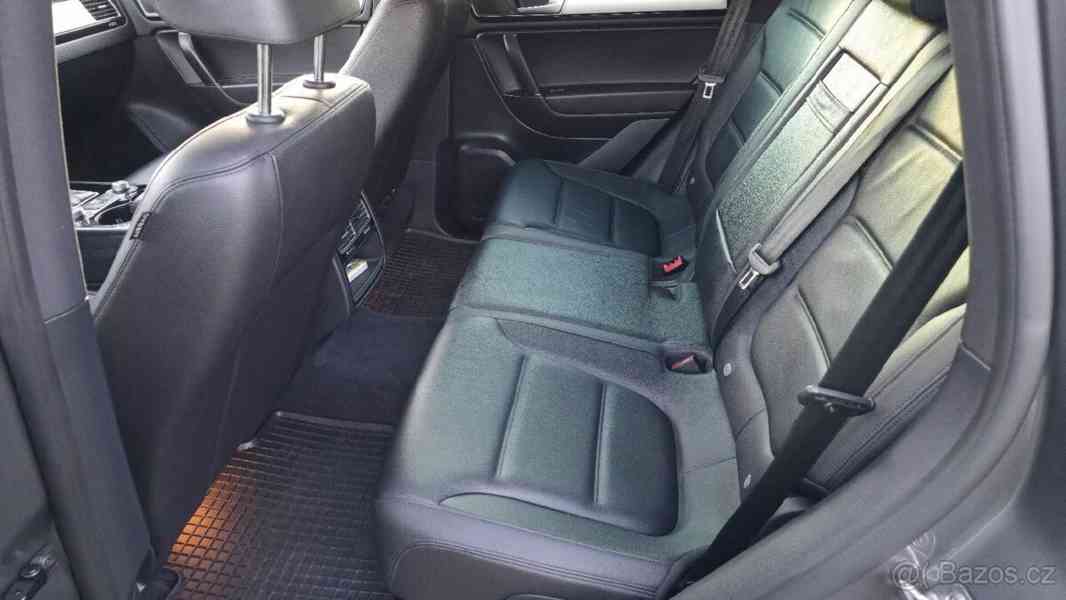 Volkswagen Touareg 3,0   TDI 193KW Top stav - foto 9