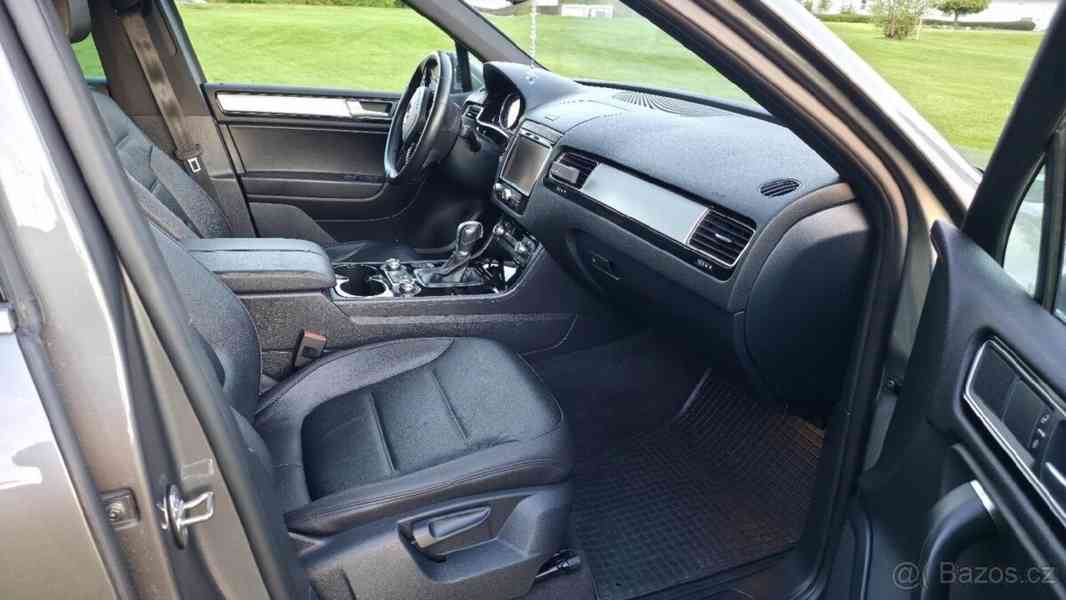 Volkswagen Touareg 3,0   TDI 193KW Top stav - foto 14