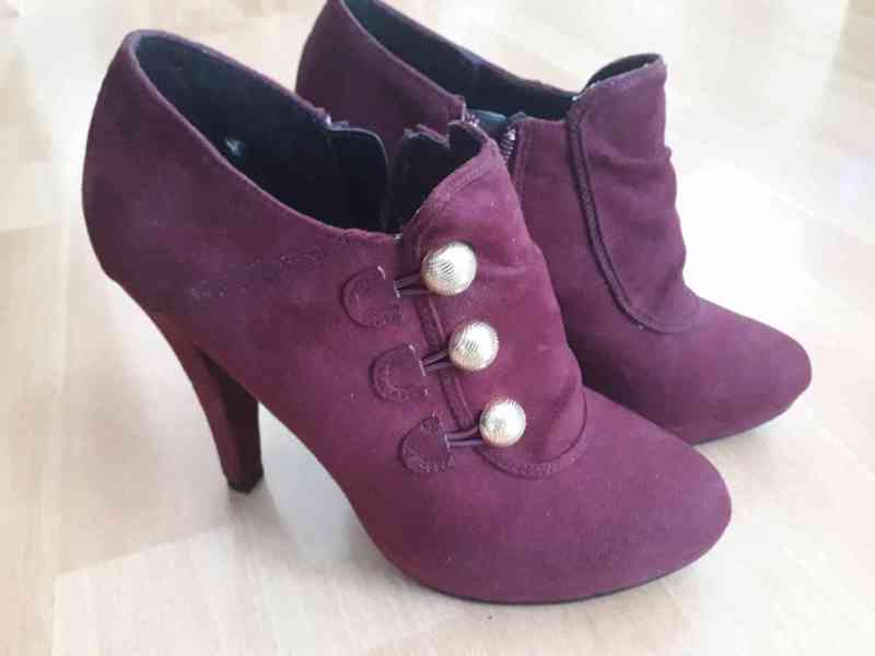 Krásné fialové dámské boty na podpatku se zlatými knoflíčky - foto 5