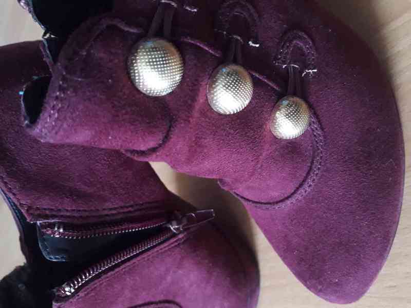 Krásné fialové dámské boty na podpatku se zlatými knoflíčky - foto 9