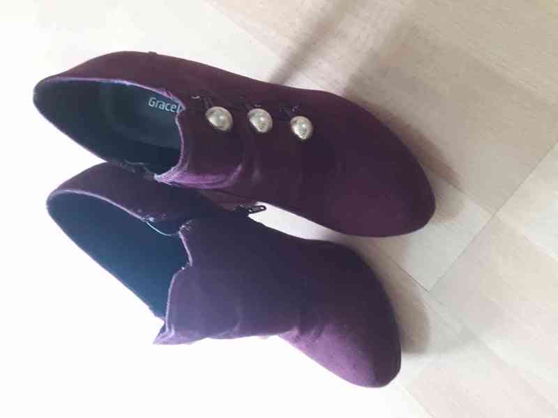 Krásné fialové dámské boty na podpatku se zlatými knoflíčky - foto 3