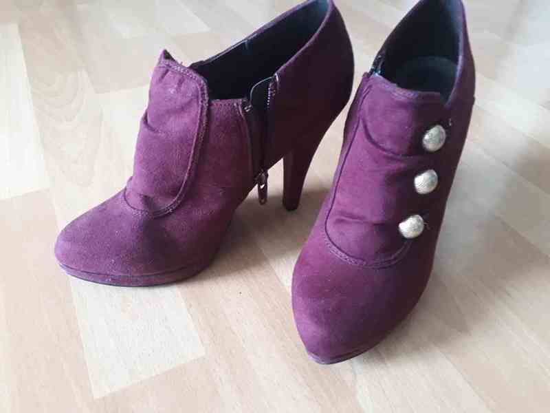 Krásné fialové dámské boty na podpatku se zlatými knoflíčky - foto 7