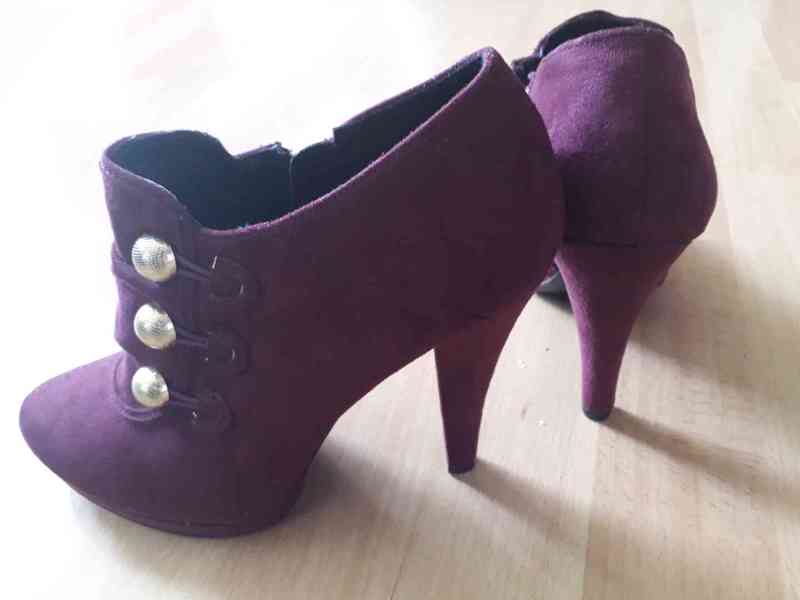 Krásné fialové dámské boty na podpatku se zlatými knoflíčky - foto 1
