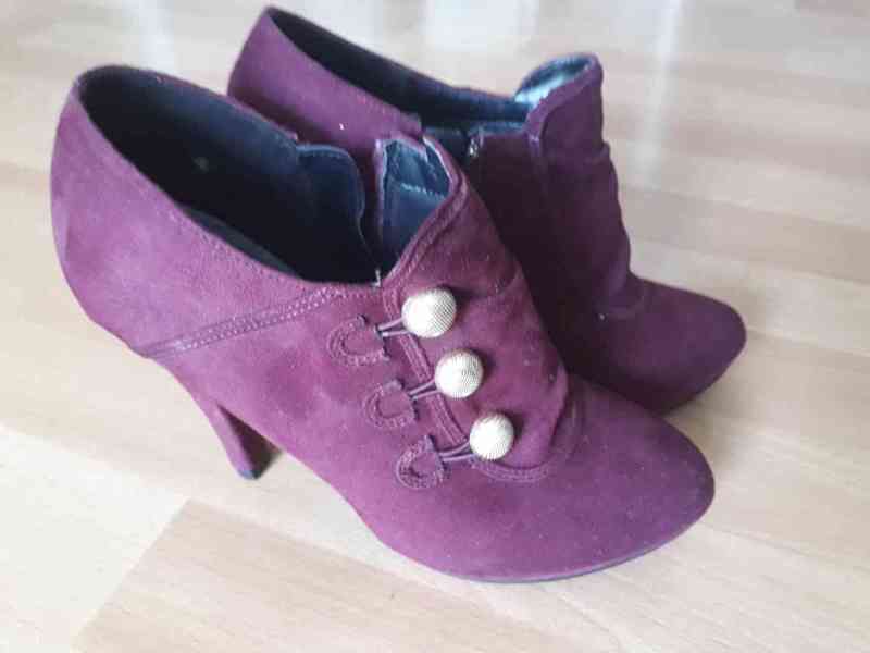 Krásné fialové dámské boty na podpatku se zlatými knoflíčky - foto 6