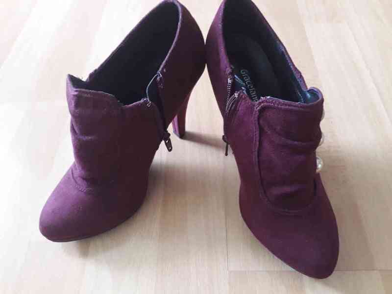 Krásné fialové dámské boty na podpatku se zlatými knoflíčky - foto 4