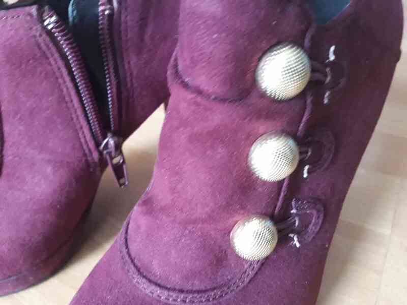 Krásné fialové dámské boty na podpatku se zlatými knoflíčky - foto 8