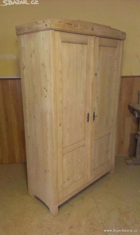 Nabízím starou smrkovou šatní skřín - foto 2